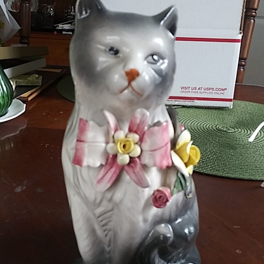 Vintage capodimonte cat figure